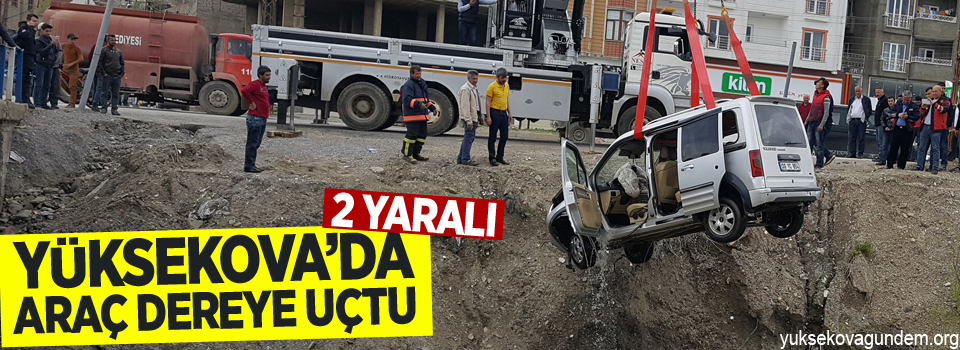 Yüksekova'da araç dereye uçtu: 2 yaralı