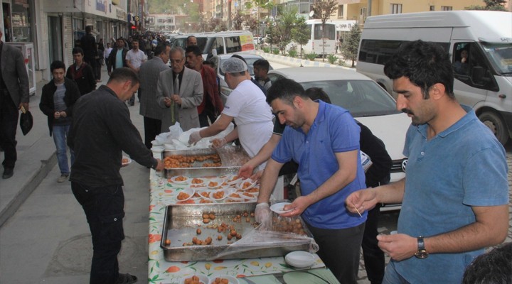 Hakkari’de 150 kilo tulumba tatlısı dağıtıldı