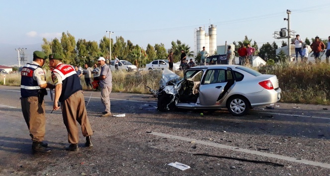 Otomobil ile minibüs çarpıştı: 1 ölü, 8 yaralı