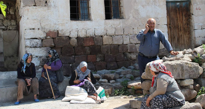 Bir günde 5 kez sallanan mahallenin sakinleri şaşkın