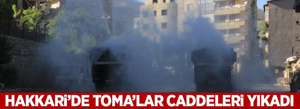 Hakkari'de TOMA'lar caddeleri suladı