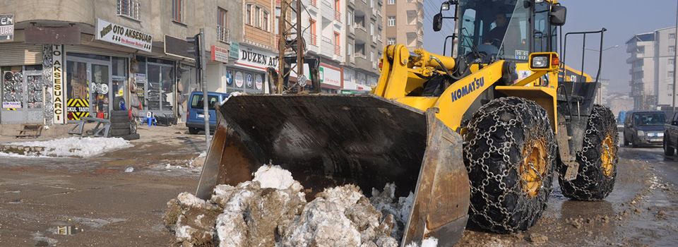 Kaldırımlarda kar temizleme çalışması