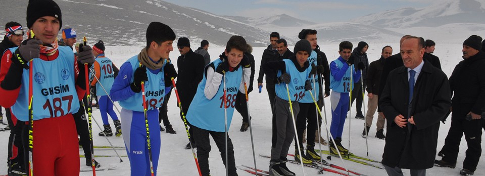 Yüksekova'da 'Kayaklı Koşu' Yarışması