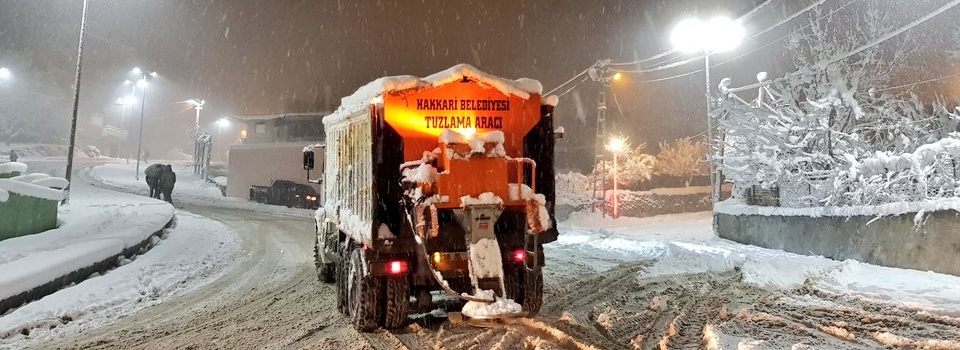 Hakkari’de yol tuzlama çalışması