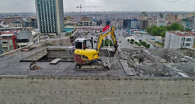 Yıkım yapan vinç yürekleri ağza getirdi