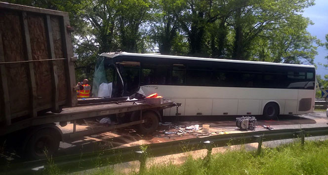 Otobüs ve kamyon çarpıştı: 17 yaralı