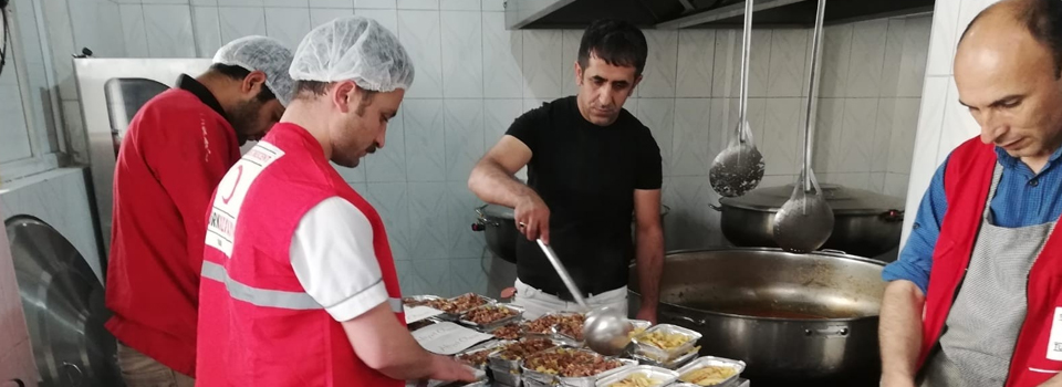 Kızılay'dan 400 aileye iftar yemeği