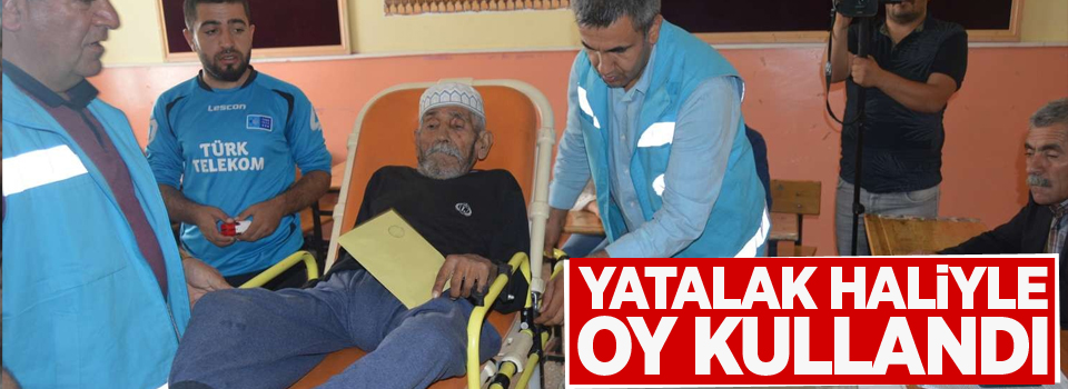 Yatalak haliyle oy kullandı