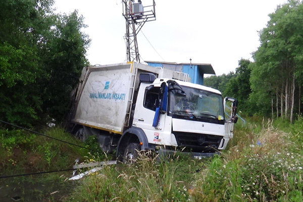 Trafik kazası: 1 ölü, 1 yaralı