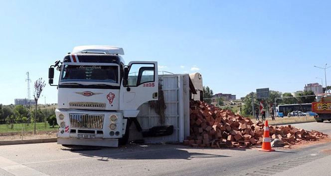 Yüklü kamyon otomobille çarpıştı: 3 yaralı