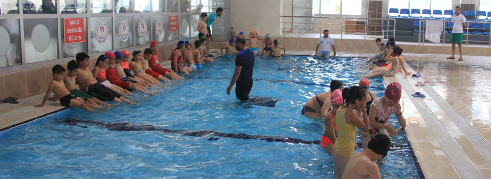 Hakkari’nin ilk yarı olimpik yüzme havuzu açıldı