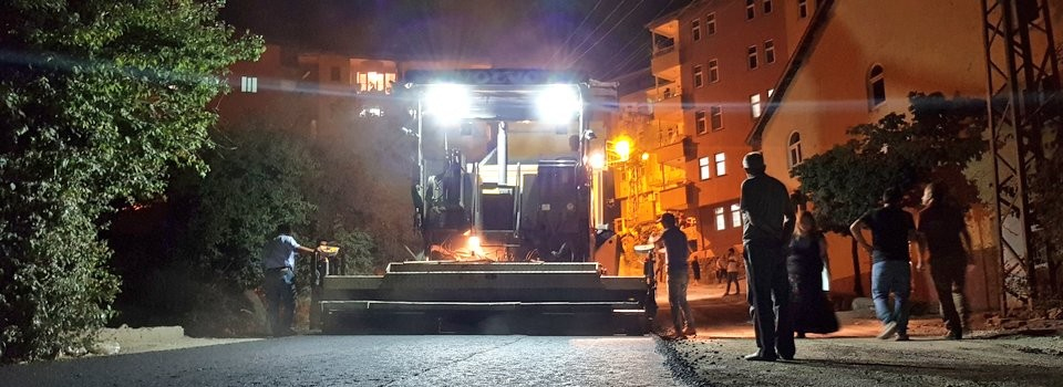 Hakkari’de asfalt çalışması gece de yapılıyor