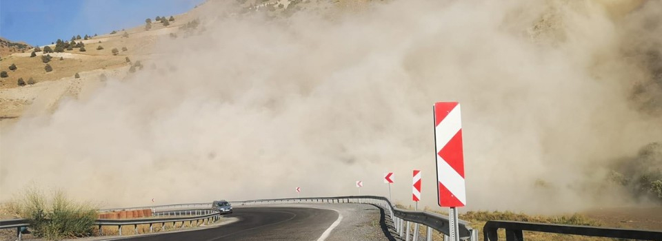 Hakkari yolunda toprak kayması