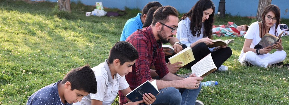 Yüksekovalı gençlerden parkta kitap okuma etkinliği