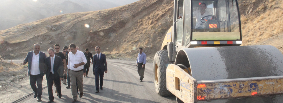 Hakkari’de yol asfaltlama çalışması