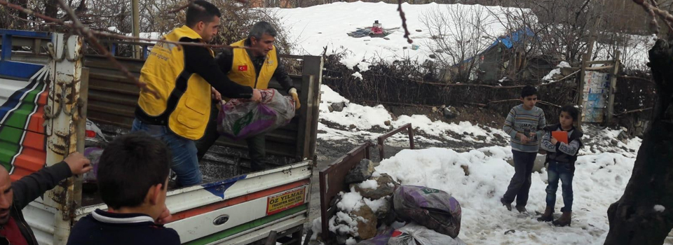 Hakkari’deki ihtiyaç sahibi aileler sevindirildi