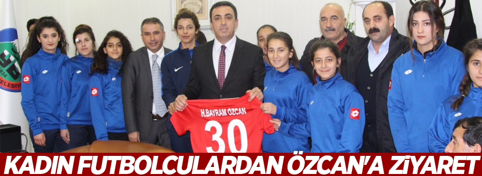 Kadın futbolculardan Özcan'a ziyaret