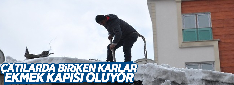 Çatılarda biriken karlar ekmek kapısı oluyor