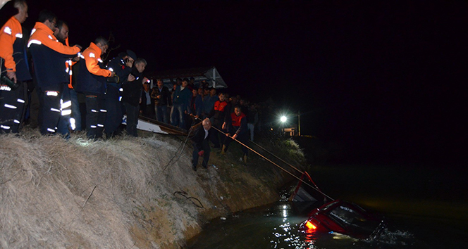 Uşak'ta 5 genç otomobille gölete uçtu