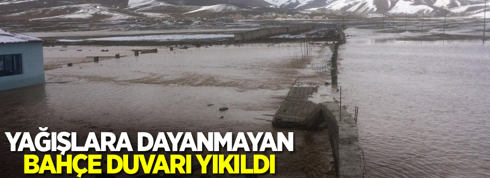 Yağışlara dayanmayan bahçe duvarı yıkıldı