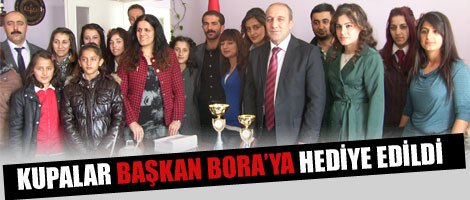 Kupalar Başkan Bora'ya Hediye Edldi