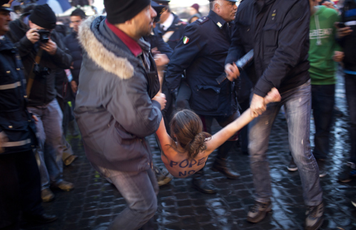 FEMEN kızları papalık seçiminde