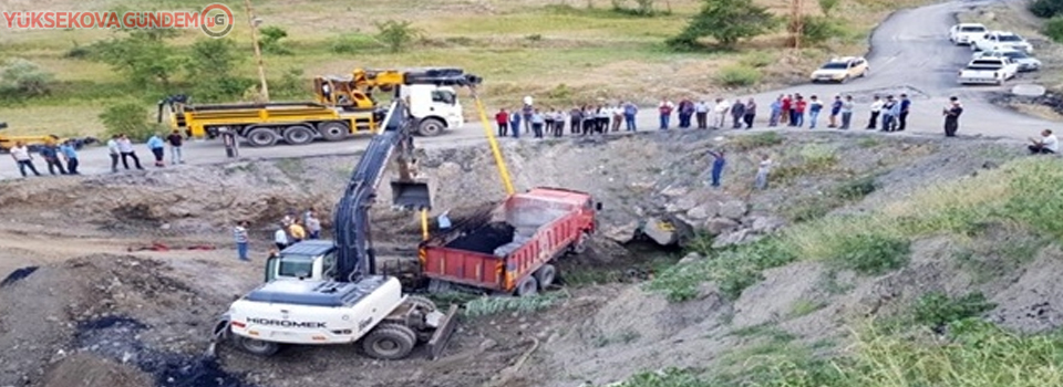 Hakkari'de Asfalt Yüklü Belediye Kamyonu Kaza Yaptı