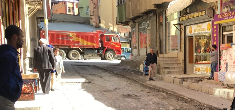 Hakkari’de yol onarım çalışması