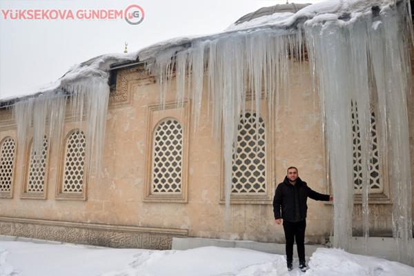 Yüksekova'da buz sarkıtı 5 metreye ulaştı