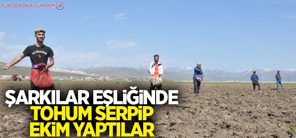 Şarkılar eşliğinde tohum serpip ekim yaptılar