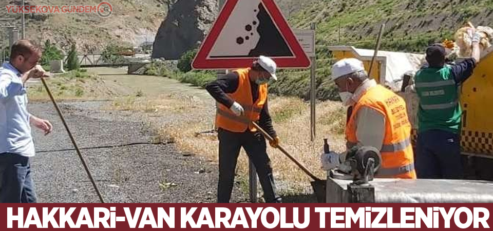 Hakkari-Van karayolu çöplerden arındırıldı