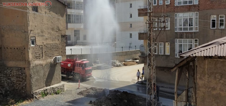 Hakkari’de su borusu patladı