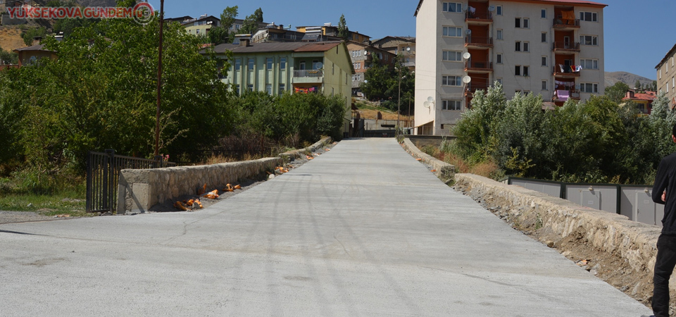 Hakkari’de yüzey sertleştirici yol çalışmaları