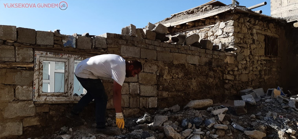 Hakkari’de düşen kayalar hasara yol açtı