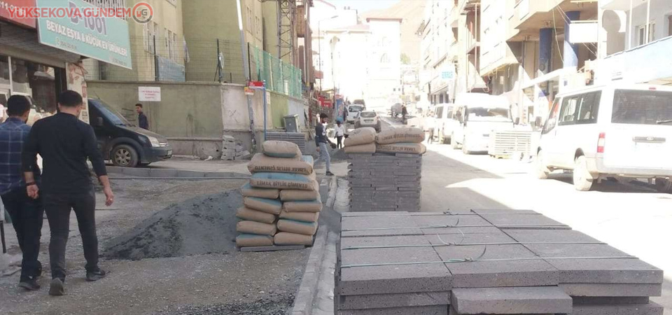 Hakkari’de yol ve kaldırım yapım çalışması