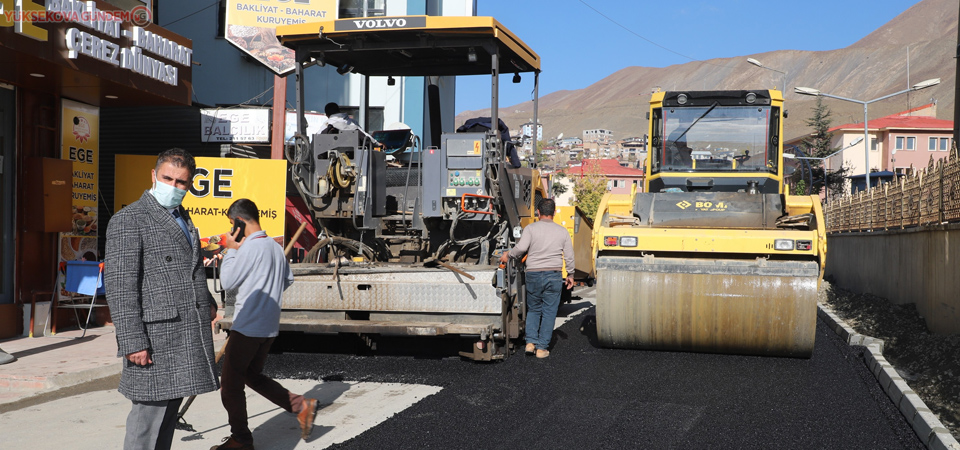 Hakkari’de yol asfaltlama çalışması