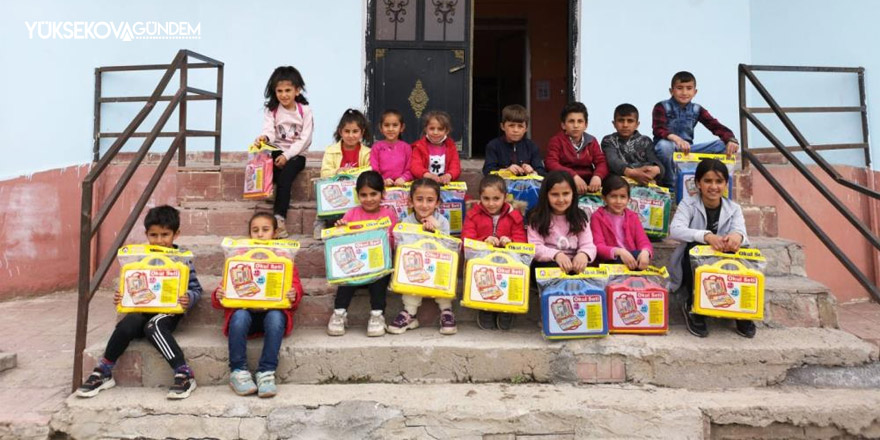 Hakkari’deki öğrencilere kırtasiye malzemesi desteği