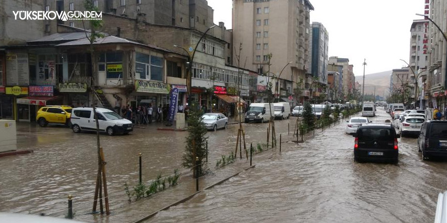 Gölete dönüşen caddede sürücüler zorlandı