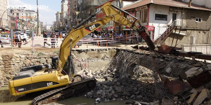 Yüksekova Cengiz Topel Caddesi yenileniyor