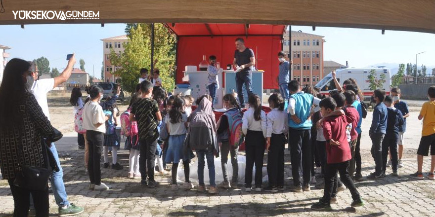 Sahnede deney yaparak hem şaşırttılar hem eğlendirdiler