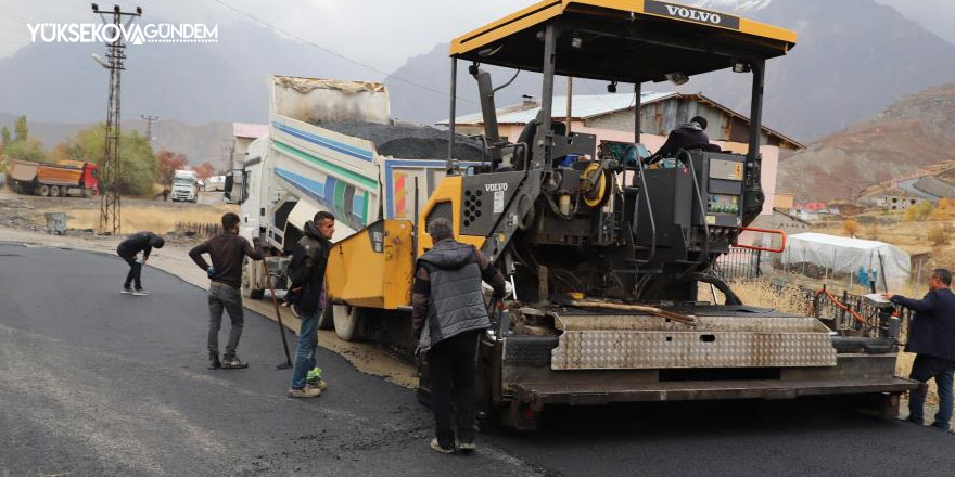 Hakkari’de yol asfaltlama çalışması