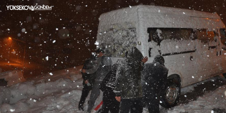 Yüksekova’da tipide araçlar yolda mahsur kaldı