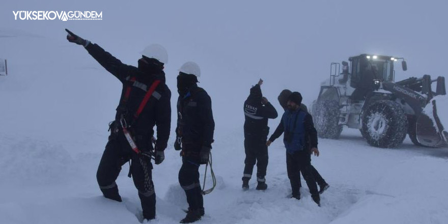 Hakkari'de yol açmaya çalışan karla mücadele ekibi tipiye yakalandı