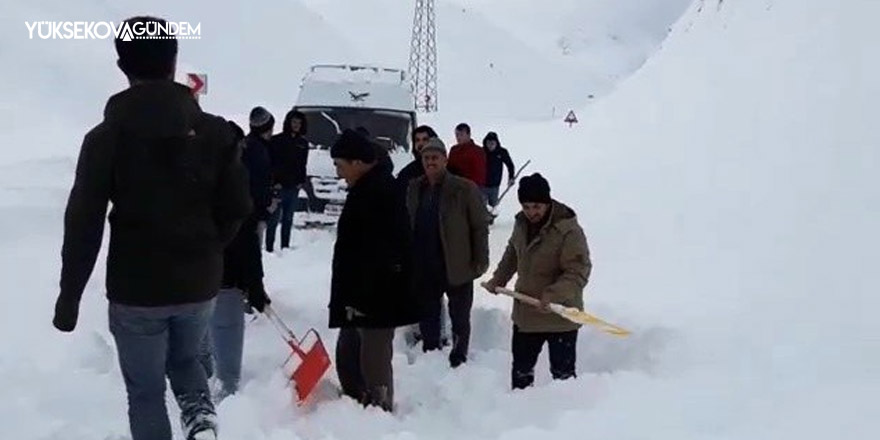 Yüksekova’da çığ düştü, çok sayıda araç ve vatandaş mahsur kaldı