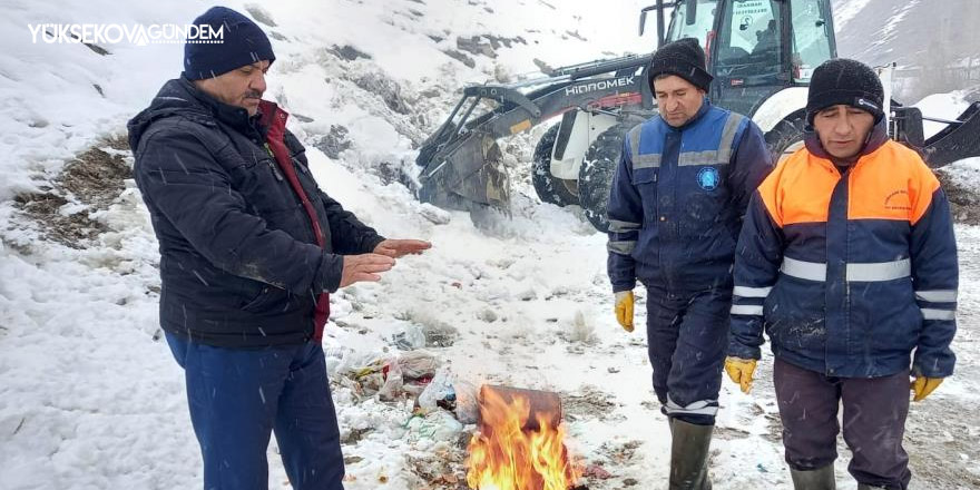 Belediye ekipleri zorlu kış şartlarına meydan okuyor