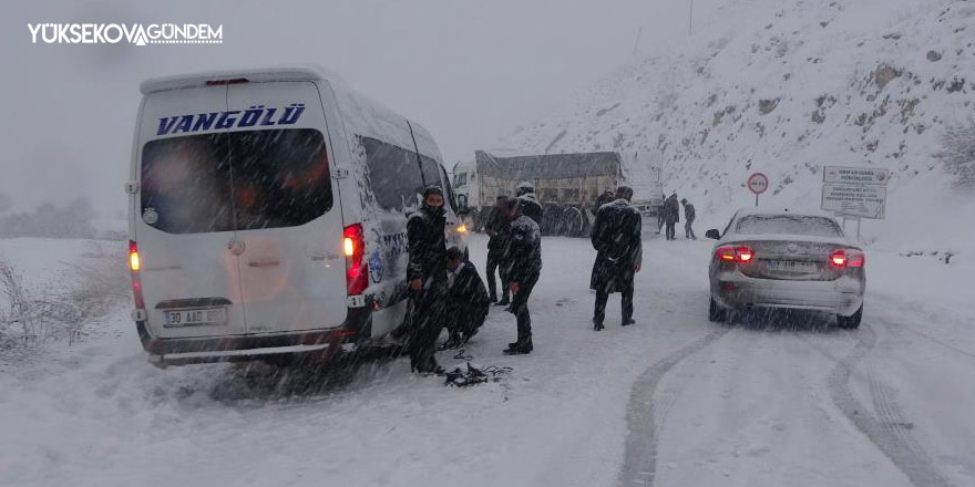 Yüksekova-Hakkari karayolunda onlarca araç mahsur kaldı