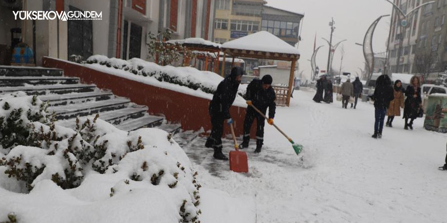 Hakkari'de kar temizleme ve tuzlama çalışması