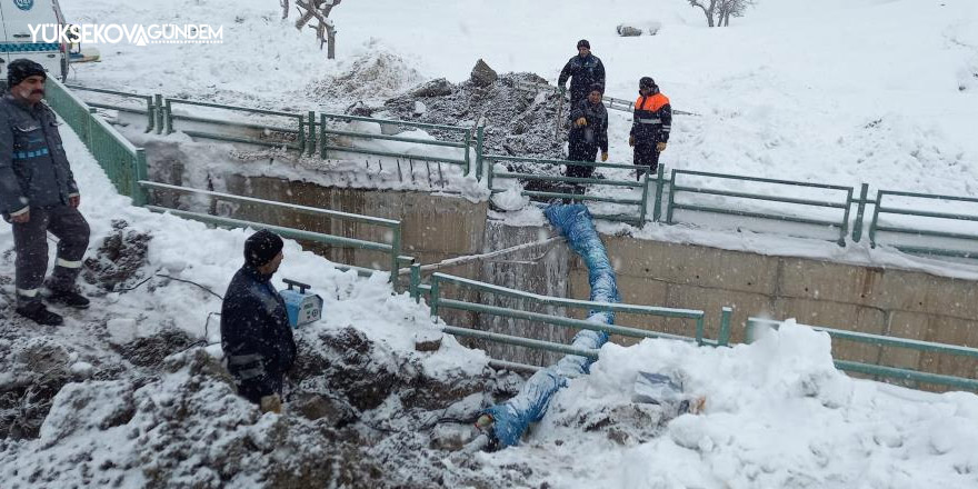 Hakkari'de donan su şebekeleri onarılıyor