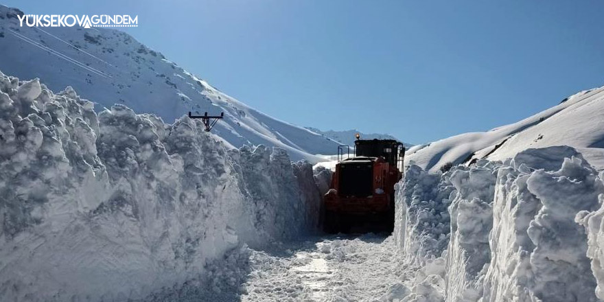 İnsan boyunu aşan karda yol açma çalışması