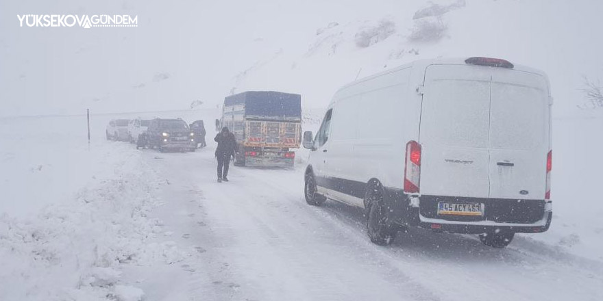 Yoğun kar, sis ve tipiden dolayı onlarca araç yolda kaldı